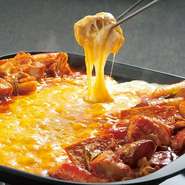 甘辛く味付けされた肉や野菜、トッポギを、同じ鉄板で溶かしたトロトロのチーズに絡めていただく、韓国版チーズフォンデュ☆