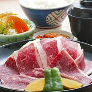 厳選の上質なお肉を使用、噛みしめるほどにお肉の旨味が口の中に広がります。ジューシーな味わいを楽しみたい、そんなときにぜひ。また、お手軽な価格で食べられるのも嬉しいポイント。お仕事の合間のお食事に是非。