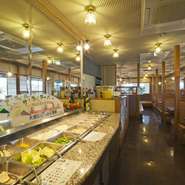 採れたての新鮮野菜・フルーツ・焼野菜をたっぷりと取り揃えた人気のサラダバー。ヘルシーに召し上がれ。