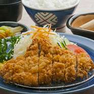 地元の厳選された上質な豚肉が美味。旨味たっぷり！　ボリューム感のあるジューシーな味わいをどうぞ。