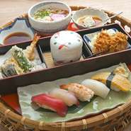 寿司、天ぷら、カツ、自家製うどんにデザート付き。いろいろなものを少しずつ食べられるのが魅力の一品。