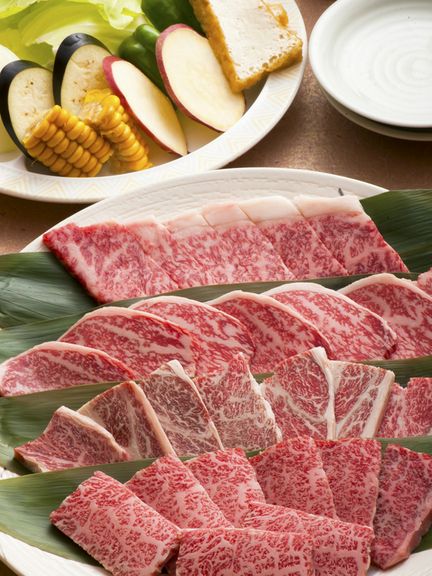宮崎産、厳選のお肉を堪能『黒毛和牛盛り合せ』　二〜三名様