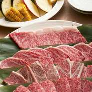 黒毛和牛サーロイン、上ロース、上カルビ、カルビの盛り合せ。様々な食感と味わいの違いを楽しめます。