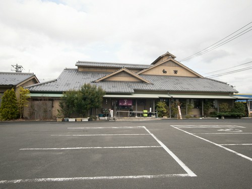 街中で、どっしりとした店構えが一際目を引く【和楽】