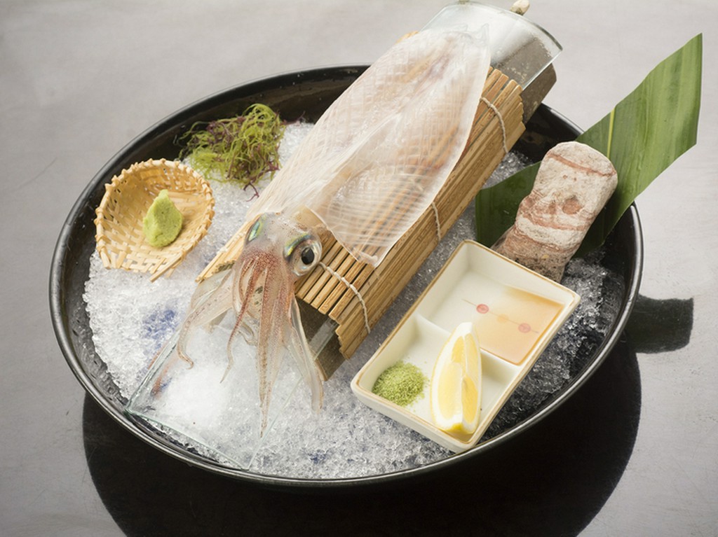 新鮮で透き通った呼子産のイカを使ったお造りは絶品