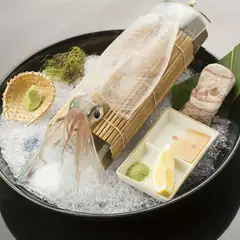 新鮮で透き通った呼子産のイカを使ったお造りは絶品