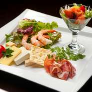 約50種類のカクテルを中心にワイン、ワールドプレミアムビールなどをお酒は充実のラインナップ。生ハムはチーズ、前菜などの『盛り合わせ』とともに、ゆったりグラスを傾けるのにも適しています。