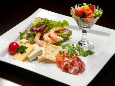 充実したラインナップのお酒と、それらに合う料理が揃っています