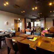 3階には10人まで対応可能な個室とテーブル席を用意。カウンターとテーブル席の2階も含めると、立食で約70人を収容可能なので、パーティのほか、結婚式の2次会などでも利用できます。