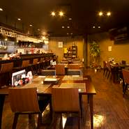 カジュアルでありながら、ウッディに統一されたオシャレなインテリア。食事の美味しさとあいまって、デートなど特別なシーンで使うにも最適なお店です。