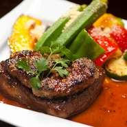 希少部位「イチボ」を使用。肉の甘味や豊潤な香り、奥深い旨みにフォアグラが加わった贅沢なステーキです。