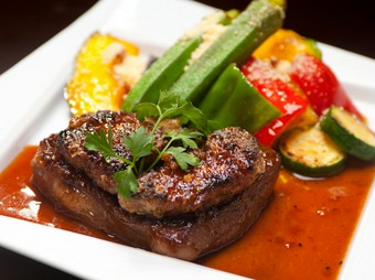 芳醇な香りや深い旨みを堪能『和牛のステーキ　フォアグラのせ』
