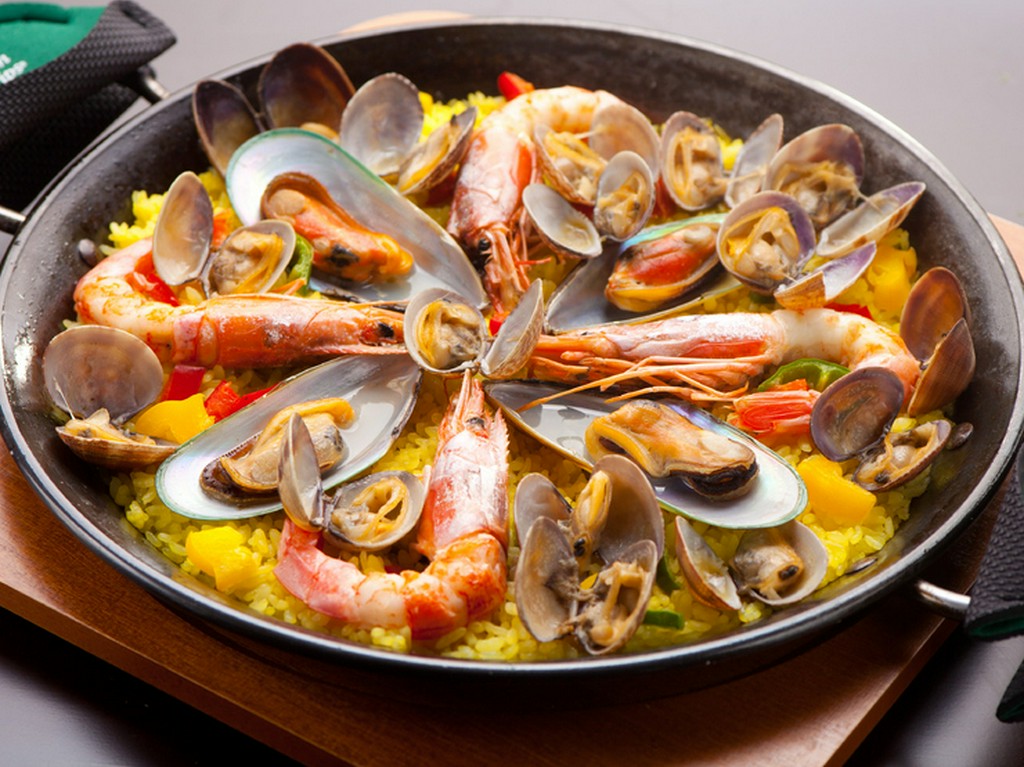 魚介類がふんだんに使われた『ラ・クチーナ特製　パエリア』