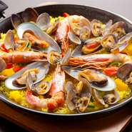 国産米を厳選した食材とオリジナルスープで焼き上げ、魚介の旨味を閉じ込めています。