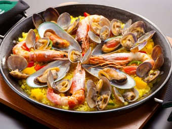 魚介類がふんだんに使われた『ラ・クチーナ特製　パエリア』