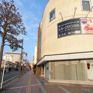 宇部港の目と鼻の先のメーンストリートという立地にありながら、店内には落ち着いた空気が流れます。