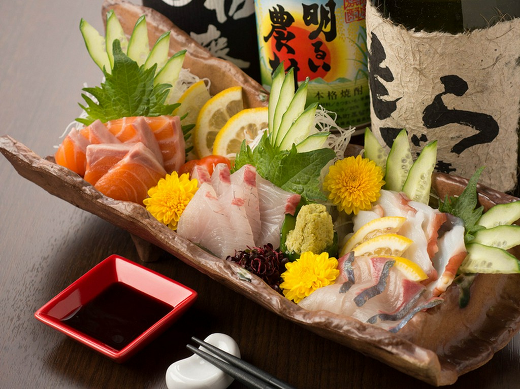 その日に水揚げされた新鮮な魚の盛合わせ。器も素敵です