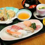 舞鶴湾から仕入れられた鮮度抜群の魚介。その日のオススメの魚でつくるお寿司、天麩羅、茶碗蒸しなどが付いた『寿司定食』は絶品です。内容は変更になる場合もあるので、気になる場合は問い合わせを。