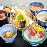 旬の新鮮なお刺身と、季節の野菜を使った天ぷら。味はもちろん、見た目にも大満足のご膳です。