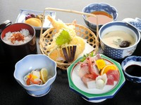 旬の新鮮なお刺身と、季節の野菜を使った天ぷら。味はもちろん、見た目にも大満足のご膳です。