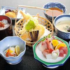 サクッと揚がった天ぷらがうれしい『天ぷらさしみご膳』