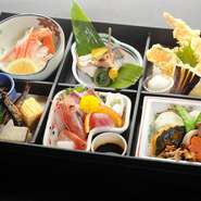 天ぷらをはじめ、お刺身や焼物、煮物などがついた豪華な弁当。いろいろなものを少しずつ食べたい人にも。