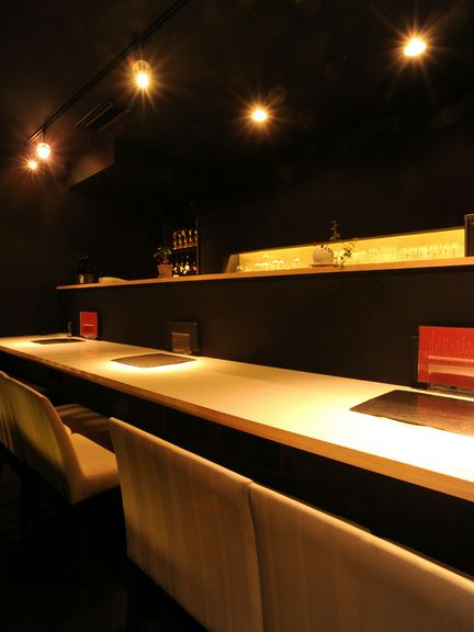 照明やインテリアにも凝ったモダンな雰囲気で、くつろげるお店