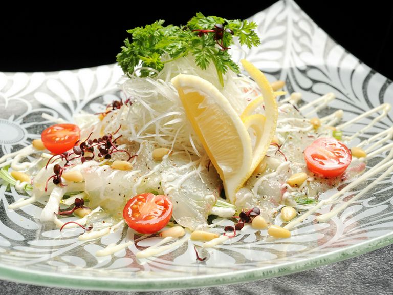 素材の良さを愉しむ『鯛のカルパッチョ』はシンプルな味付けで
