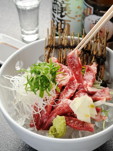 新鮮さが命。産地直送の希少部位『馬タン刺し』は自慢の一品