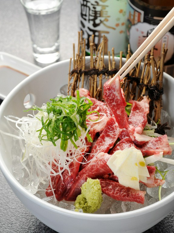 新鮮さが命。産地直送の希少部位『馬タン刺し』は自慢の一品