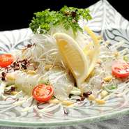 『鯛のカルパッチョ』は素材の良さがウリ。味付けは塩・胡椒・オリーブ油・レモンとシンプル仕上げです。