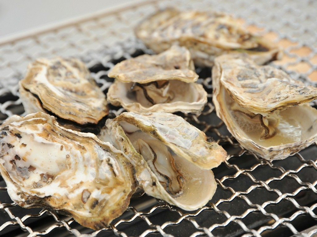 プリップリの新鮮牡蠣を網焼きで。自然の旨味が味わえる『牡蠣』一盛（中）