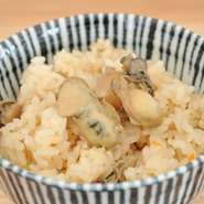 だしに牡蠣の旨味をふんだんに使い、贅沢に炊き込みました。アツアツのふっくらご飯に牡蠣のトッピング。