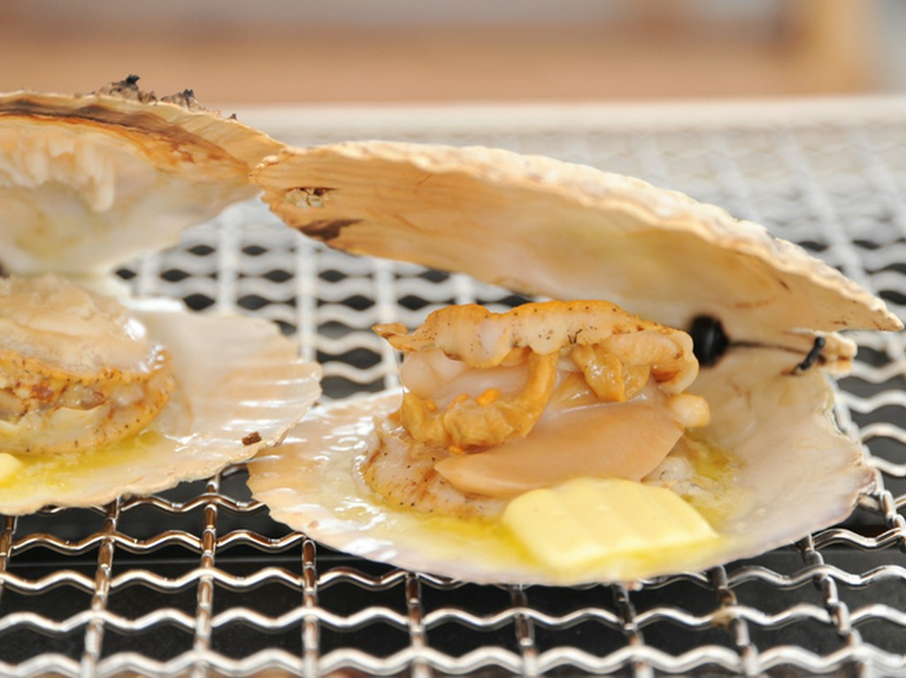 新鮮な貝の甘味と旨味がダイレクトに楽しめる網焼きの『ホタテ』一枚