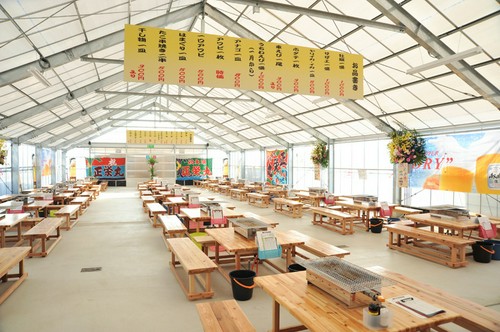 広々とした明るい店内。大きなテーブルをゆったりと配置