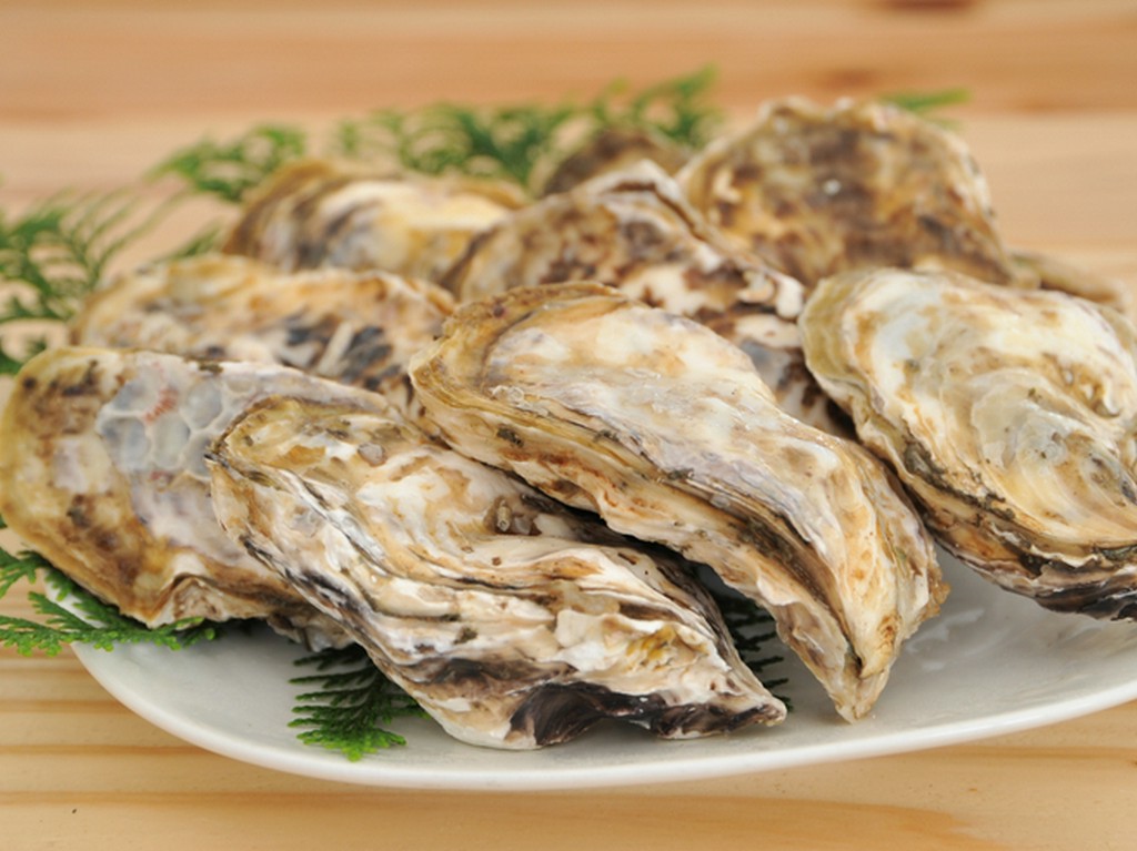 選りすぐりの大粒の糸島産牡蠣。殻付きのまま豪快に焼いて