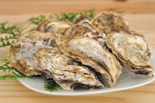 選りすぐりの大粒の糸島産牡蠣。殻付きのまま豪快に焼いて