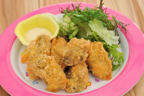 大粒の牡蠣で牡蠣フライ。衣はこんがりサクッと、中はプリップリ
