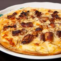 コロコロ角煮がたっぷりのって美味しい『グラタン風角煮ピザ』