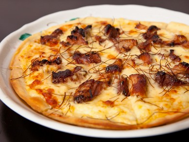 コロコロ角煮がたっぷりのって美味しい『グラタン風角煮ピザ』