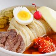 名古屋コーチンのガラベーススープにシコシコ麺が絶妙にマッチ。酸味や甘味が、複雑に絡み合っています。