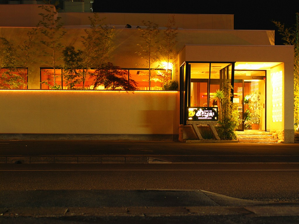 温かみのある照明が、夜のとばりを照らします