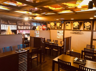 ゆったり過ごせる店内に飾られた力士の絵が印象的！