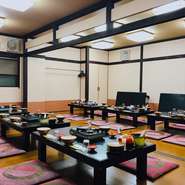 お店自慢の「ちゃんこ鍋」に数種類のお料理が付いたボリュームたっぷりのコースをはじめ、リーズナブルな価格の飲み放題が付いたコースも充実。隣席との距離を確保できる大きいお部屋でお取りいたします。