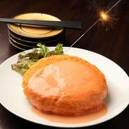 元力士の手のひらより大きなサイズのコロッケは【力士料理　金鍋】ならではのメニュー。サクッとした衣とふんわりとした具材がたまらない美味しさです。誕生日には、コロッケにろうそくを立ててお祝いを。