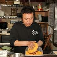 地元の食材を使用した料理が種類豊富。中でも、老舗“辻岡醸造”のお醤油は、美味しい料理を支える大切な隠し味だそう。料理人の大きな手から生み出される料理は、こだわりと愛情が込められたやさしい味わいです。