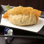 大きな餃子の中にはスープと肉汁がたっぷり。津名物の餃子に秘伝の味をプラスしたお店自慢の逸品。