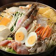 『金鍋ちゃんこ』に海老やタラの海鮮ダシが加わった一番人気のちゃんこです