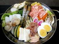 旭国ちゃんこに、いか・ホタテ・豚肉が入り旨味が更にアップ！