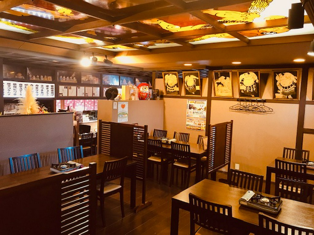 大小個室から椅子席も！THE相撲な店内が印象的